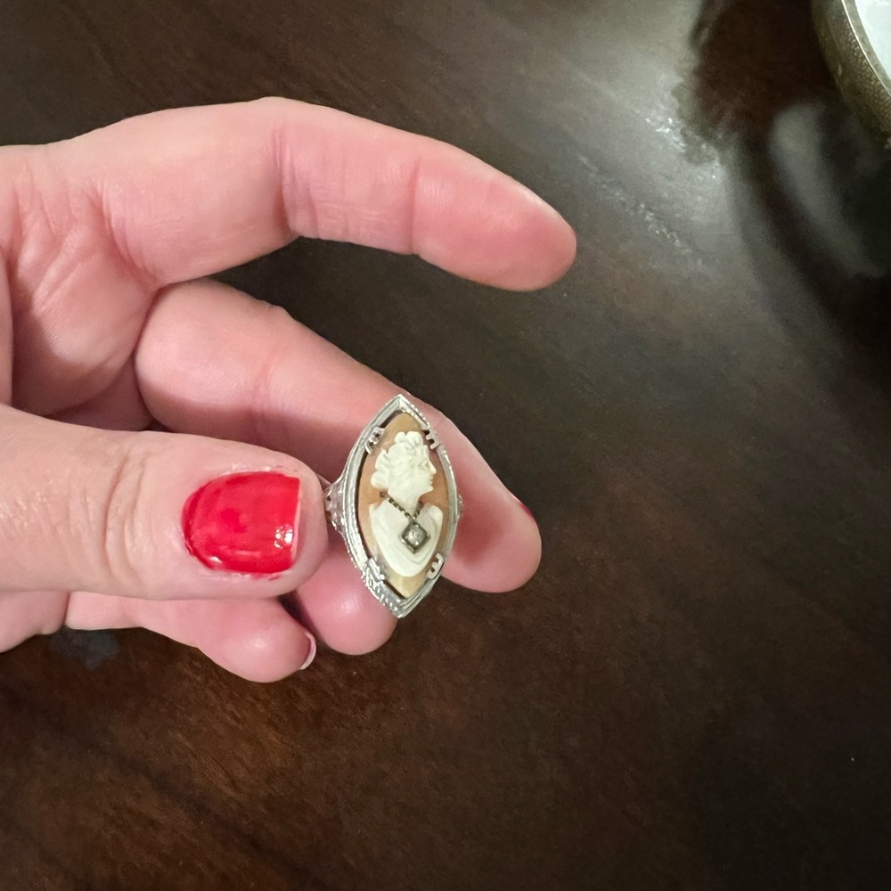 Elegant Silver and Cream Cameo Ring
